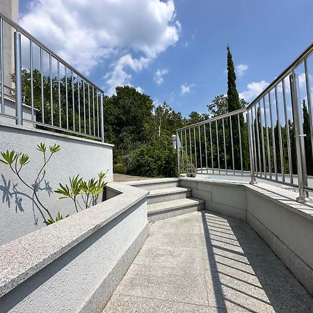 The View Apartment With Pool - Crikvenica Buitenkant foto